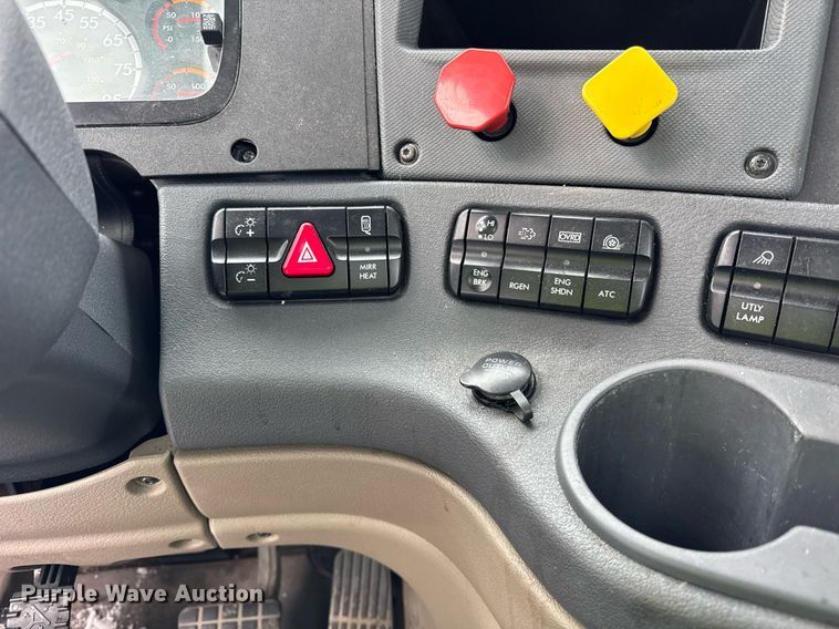 image for item YA0136 2017 Freightliner Cascadia 125 semi truck