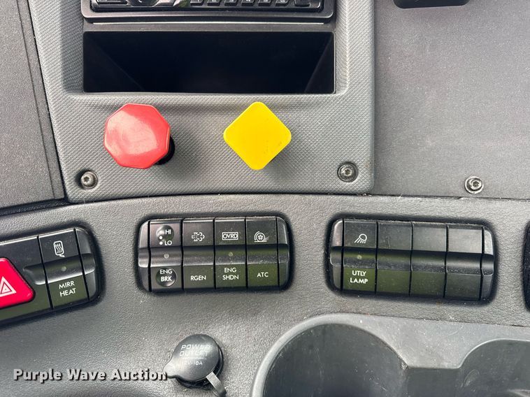 image for item YA0136 2017 Freightliner Cascadia 125 semi truck