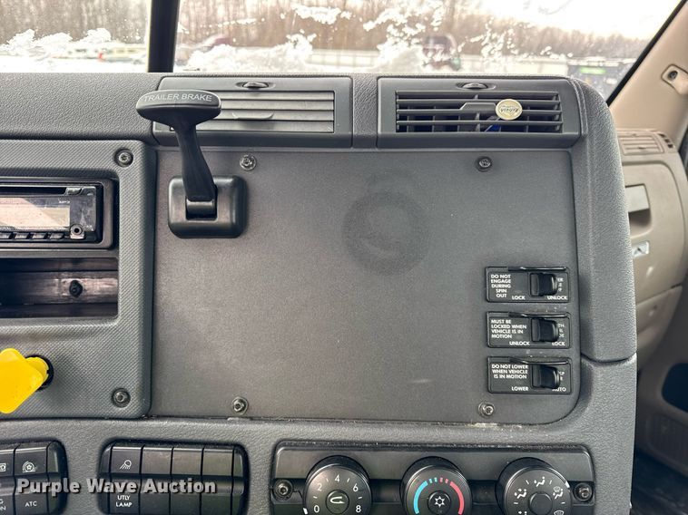 image for item YA0136 2017 Freightliner Cascadia 125 semi truck