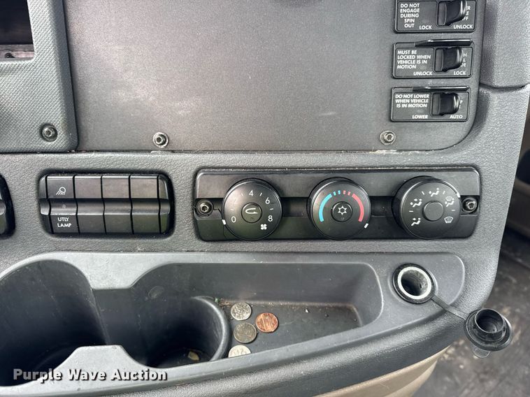 image for item YA0136 2017 Freightliner Cascadia 125 semi truck