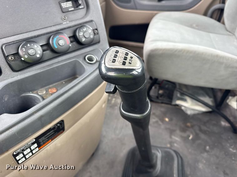 image for item YA0136 2017 Freightliner Cascadia 125 semi truck