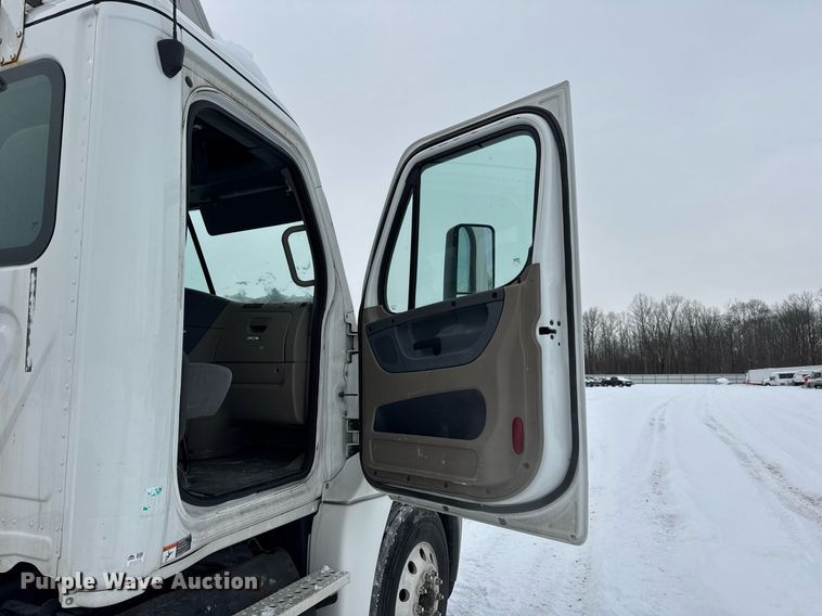 image for item YA0136 2017 Freightliner Cascadia 125 semi truck