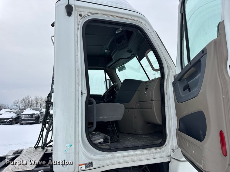 image for item YA0136 2017 Freightliner Cascadia 125 semi truck