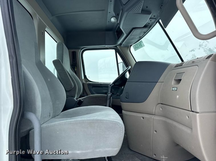 image for item YA0136 2017 Freightliner Cascadia 125 semi truck