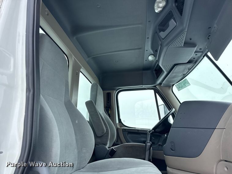 image for item YA0136 2017 Freightliner Cascadia 125 semi truck