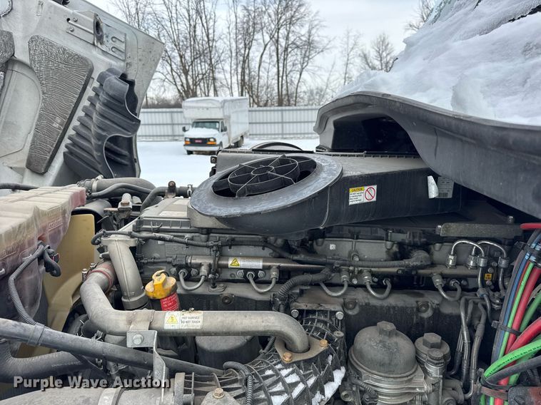 image for item YA0136 2017 Freightliner Cascadia 125 semi truck