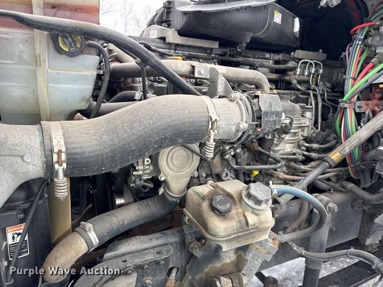 image for item YA0136 2017 Freightliner Cascadia 125 semi truck