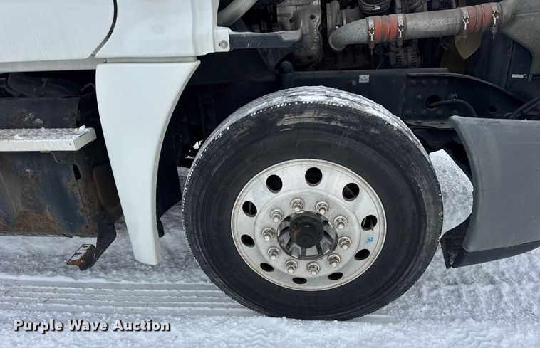 image for item YA0136 2017 Freightliner Cascadia 125 semi truck