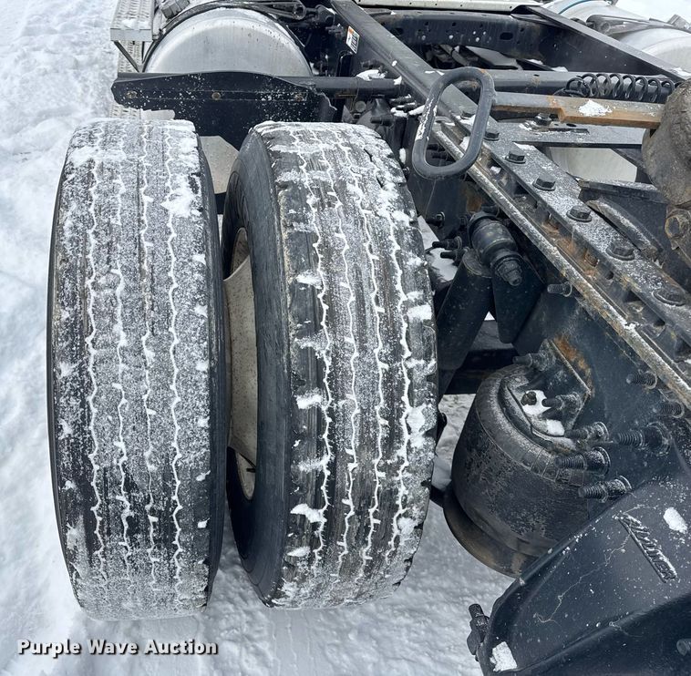 image for item YA0136 2017 Freightliner Cascadia 125 semi truck