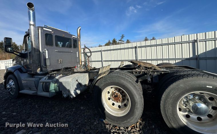 image for item YA0161 2013 Peterbilt 579 semi truck