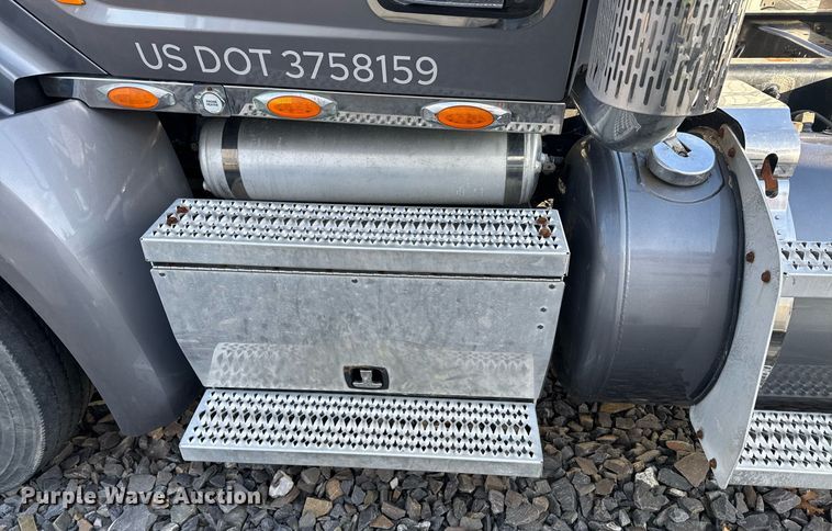 image for item YA0161 2013 Peterbilt 579 semi truck