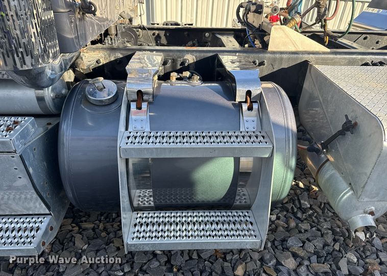 image for item YA0161 2013 Peterbilt 579 semi truck