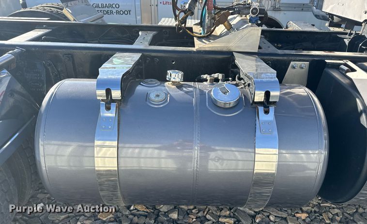 image for item YA0161 2013 Peterbilt 579 semi truck