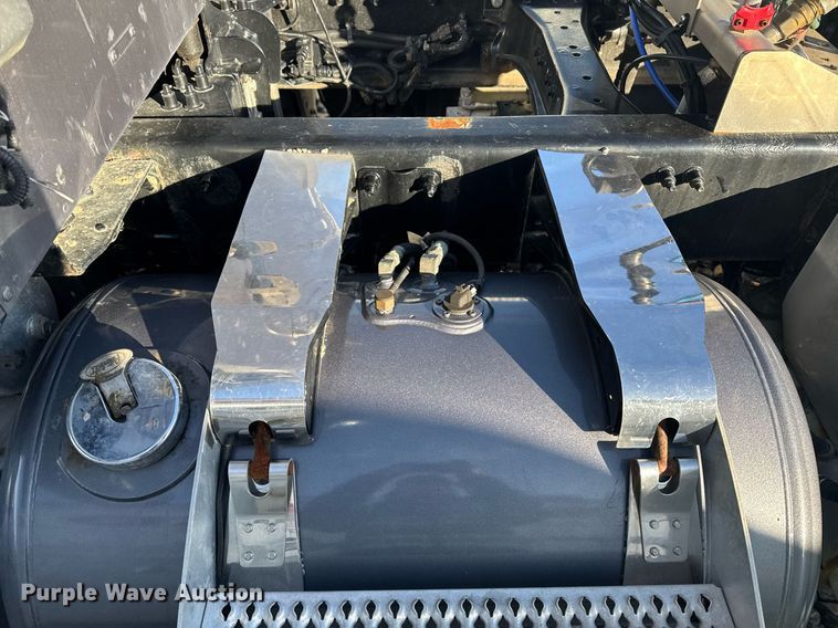 image for item YA0161 2013 Peterbilt 579 semi truck