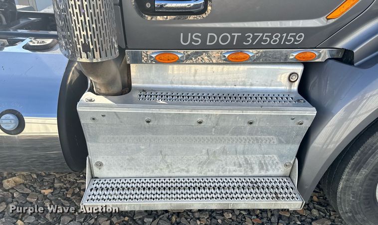 image for item YA0161 2013 Peterbilt 579 semi truck