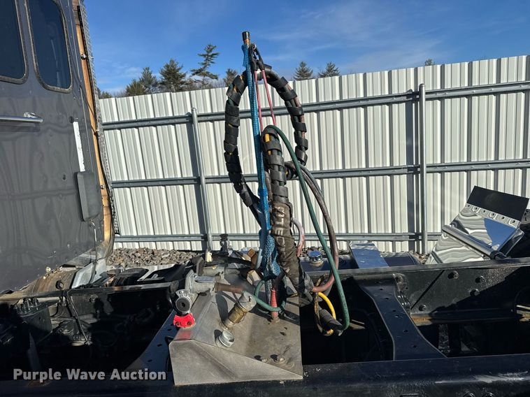 image for item YA0161 2013 Peterbilt 579 semi truck