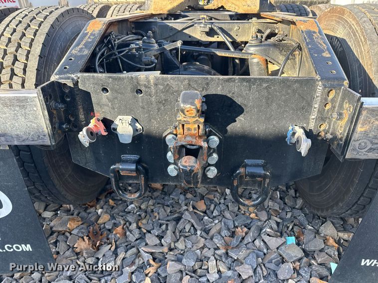 image for item YA0161 2013 Peterbilt 579 semi truck