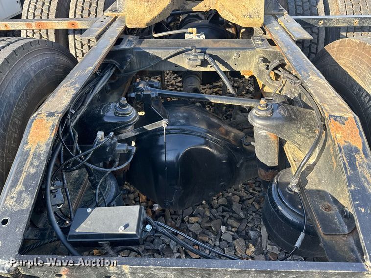 image for item YA0161 2013 Peterbilt 579 semi truck