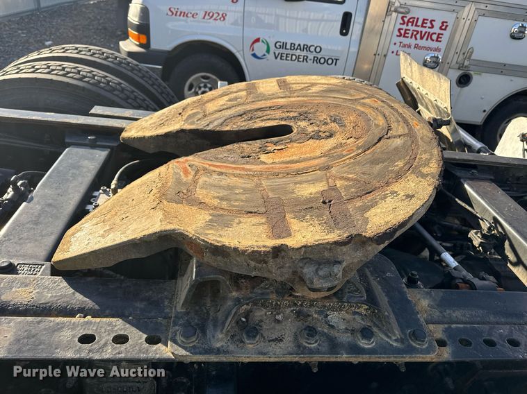 image for item YA0161 2013 Peterbilt 579 semi truck