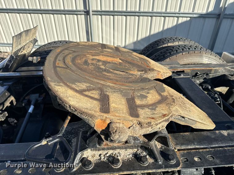 image for item YA0161 2013 Peterbilt 579 semi truck