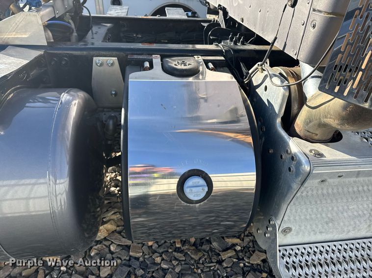 image for item YA0161 2013 Peterbilt 579 semi truck