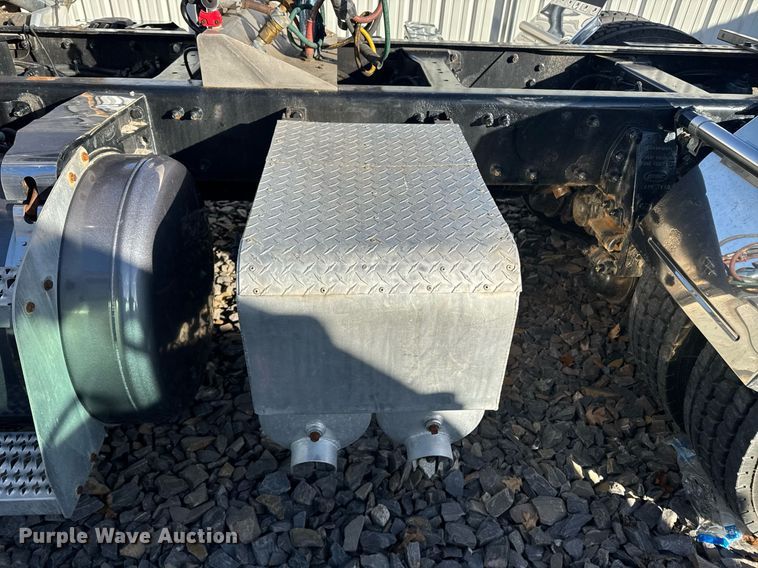 image for item YA0161 2013 Peterbilt 579 semi truck