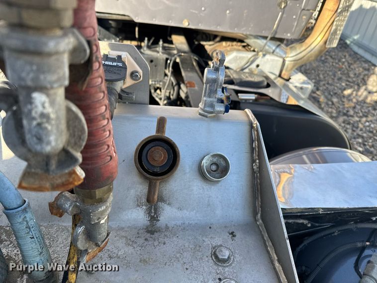 image for item YA0161 2013 Peterbilt 579 semi truck