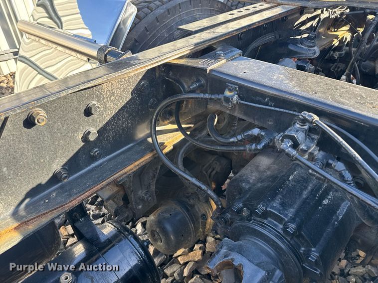 image for item YA0161 2013 Peterbilt 579 semi truck