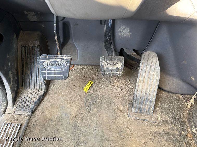 image for item YA0161 2013 Peterbilt 579 semi truck