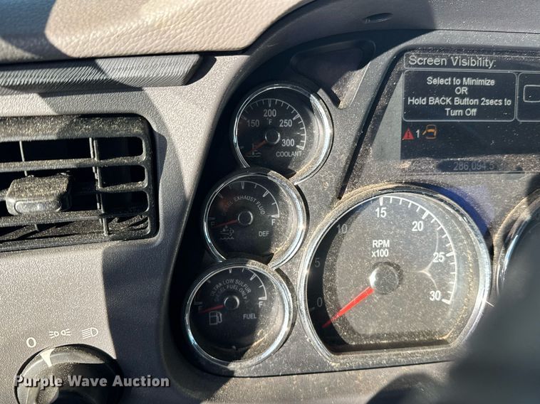 image for item YA0161 2013 Peterbilt 579 semi truck