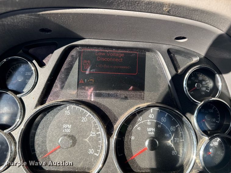 image for item YA0161 2013 Peterbilt 579 semi truck