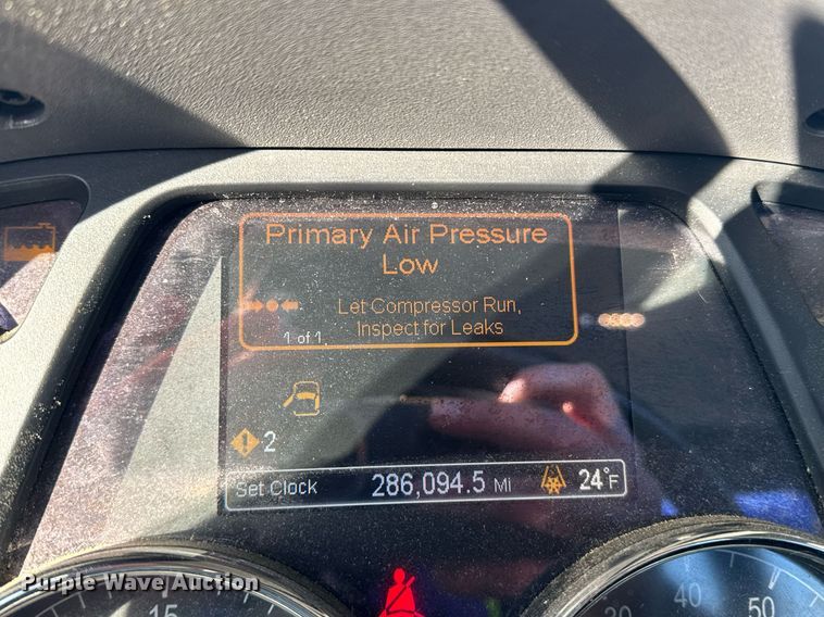 image for item YA0161 2013 Peterbilt 579 semi truck