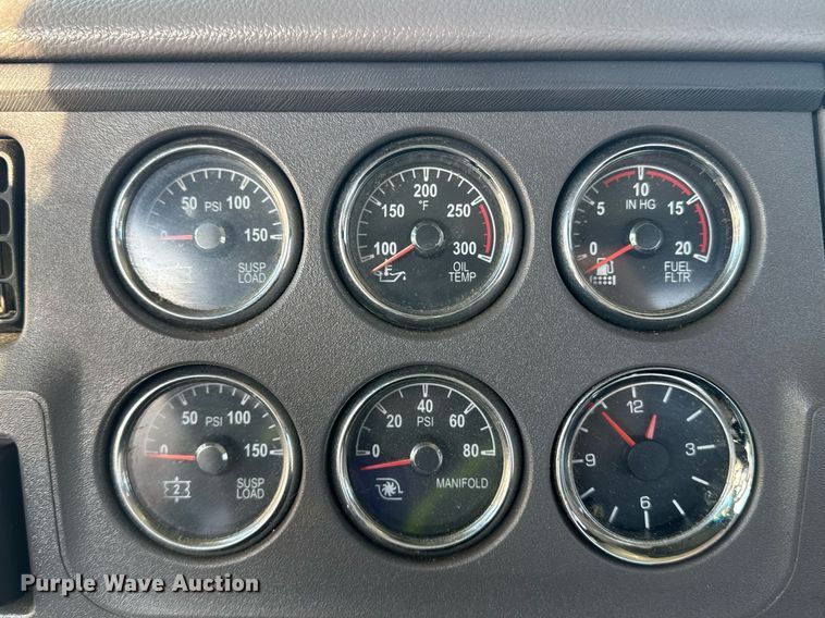 image for item YA0161 2013 Peterbilt 579 semi truck