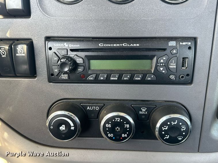 image for item YA0161 2013 Peterbilt 579 semi truck