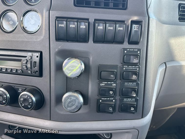 image for item YA0161 2013 Peterbilt 579 semi truck