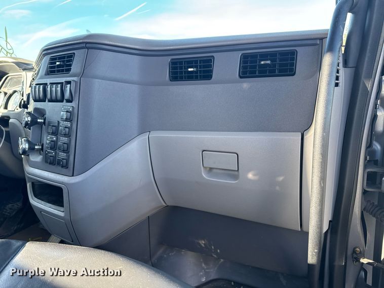 image for item YA0161 2013 Peterbilt 579 semi truck