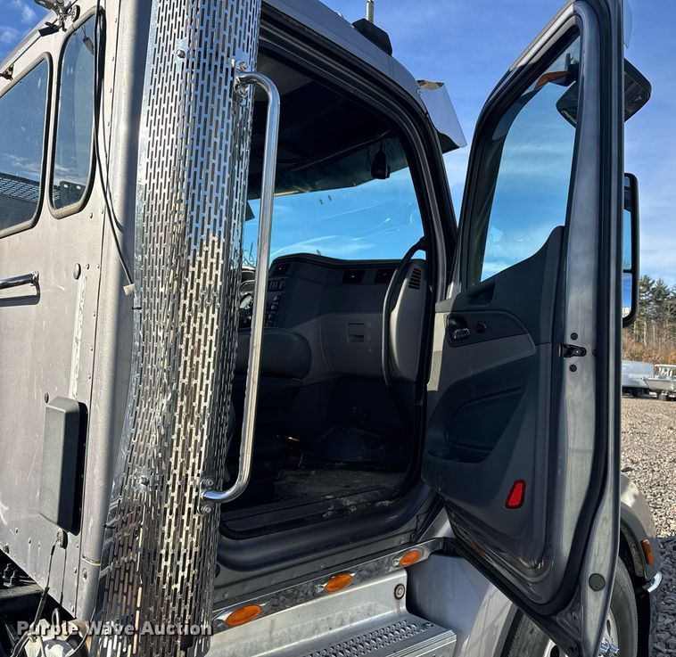 image for item YA0161 2013 Peterbilt 579 semi truck