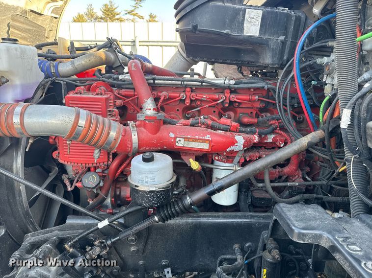 image for item YA0161 2013 Peterbilt 579 semi truck