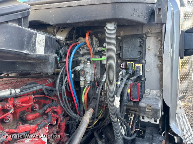 image for item YA0161 2013 Peterbilt 579 semi truck