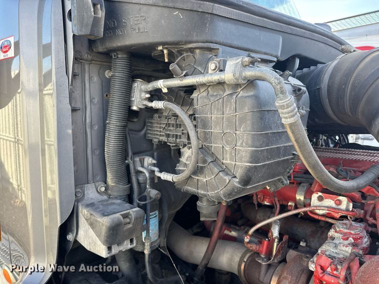 image for item YA0161 2013 Peterbilt 579 semi truck