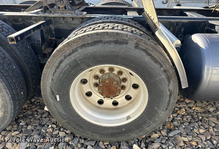 image for item YA0161 2013 Peterbilt 579 semi truck