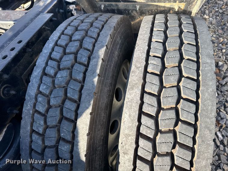 image for item YA0161 2013 Peterbilt 579 semi truck