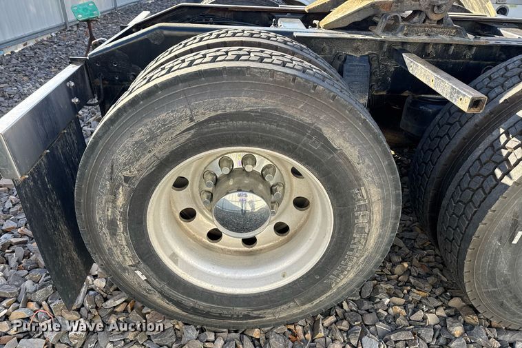 image for item YA0161 2013 Peterbilt 579 semi truck