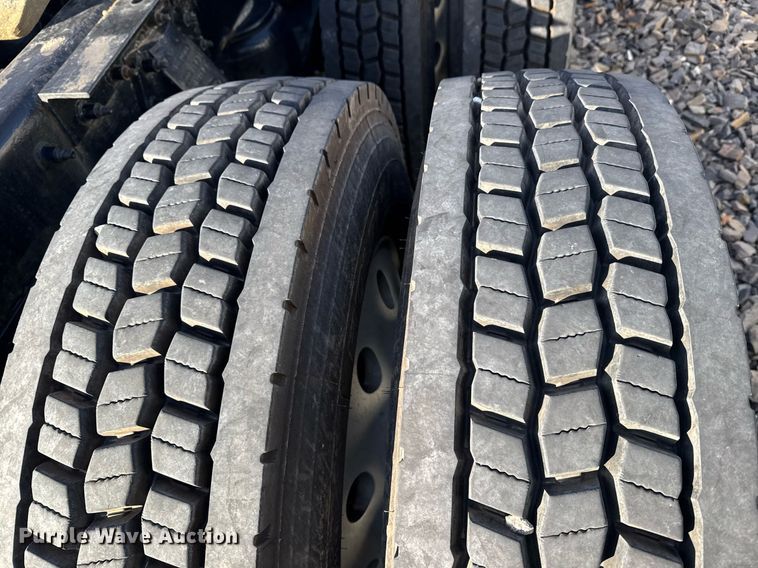 image for item YA0161 2013 Peterbilt 579 semi truck