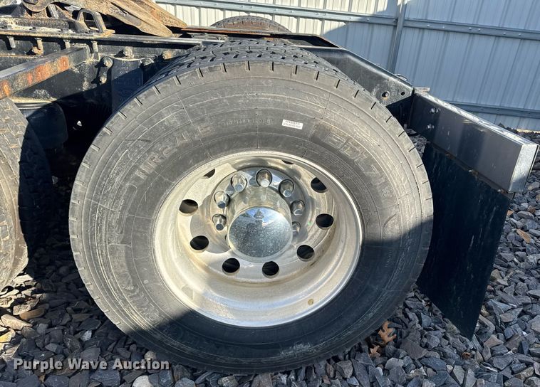 image for item YA0161 2013 Peterbilt 579 semi truck