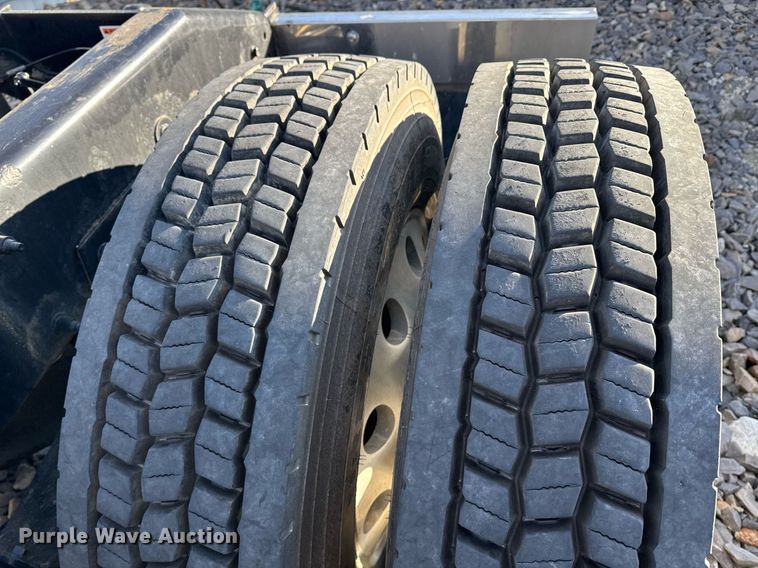 image for item YA0161 2013 Peterbilt 579 semi truck