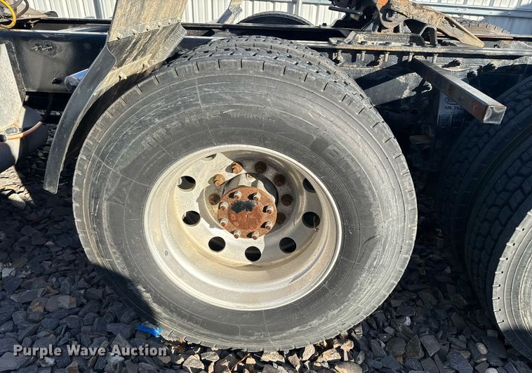 image for item YA0161 2013 Peterbilt 579 semi truck