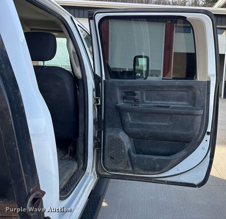 image for item DH9819 2011 Dodge Ram 5500HD Crew Cab pickup truck