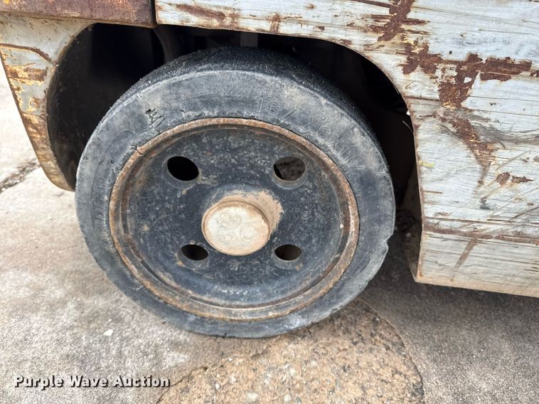 image for item DM5563 Nissan 40 forklift