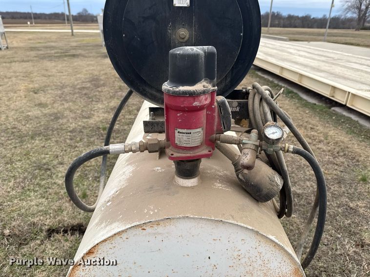 image for item DO0387 John Deere transmission and hydraulic oil tank